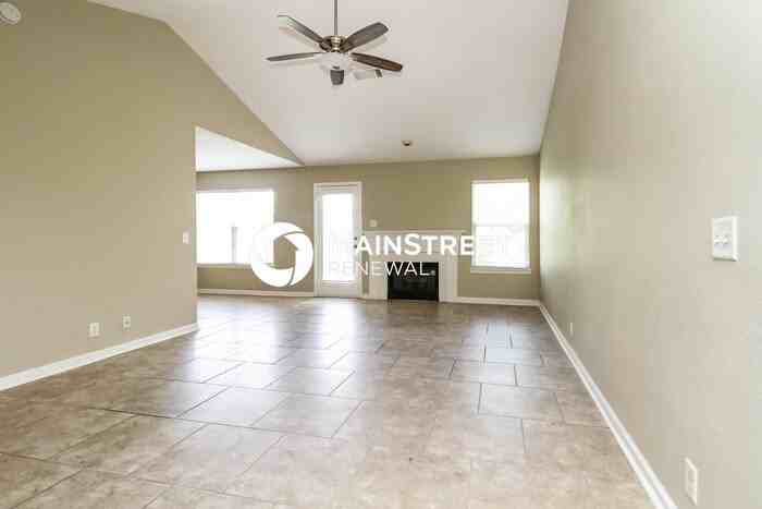 817 Winchester Close - Photo 5 of 17