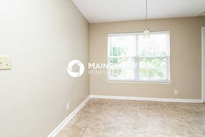 817 Winchester Close - Photo 6 of 17