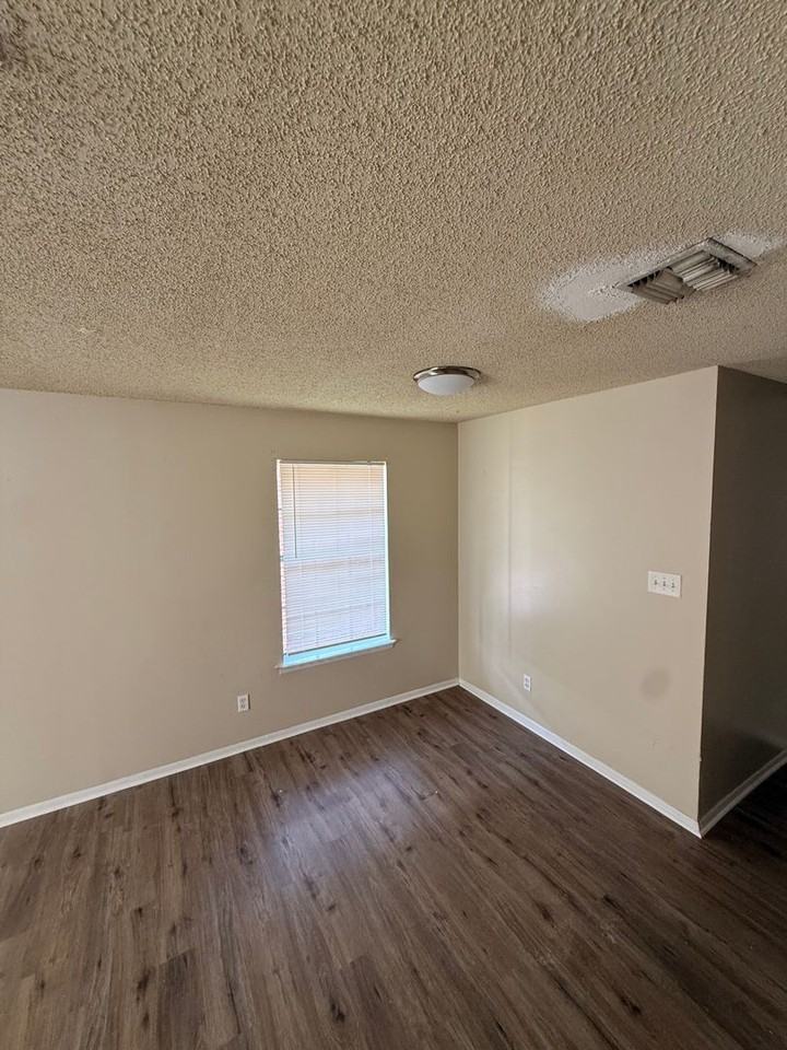 106 Vieux Orleans Cir - Photo 2 of 16