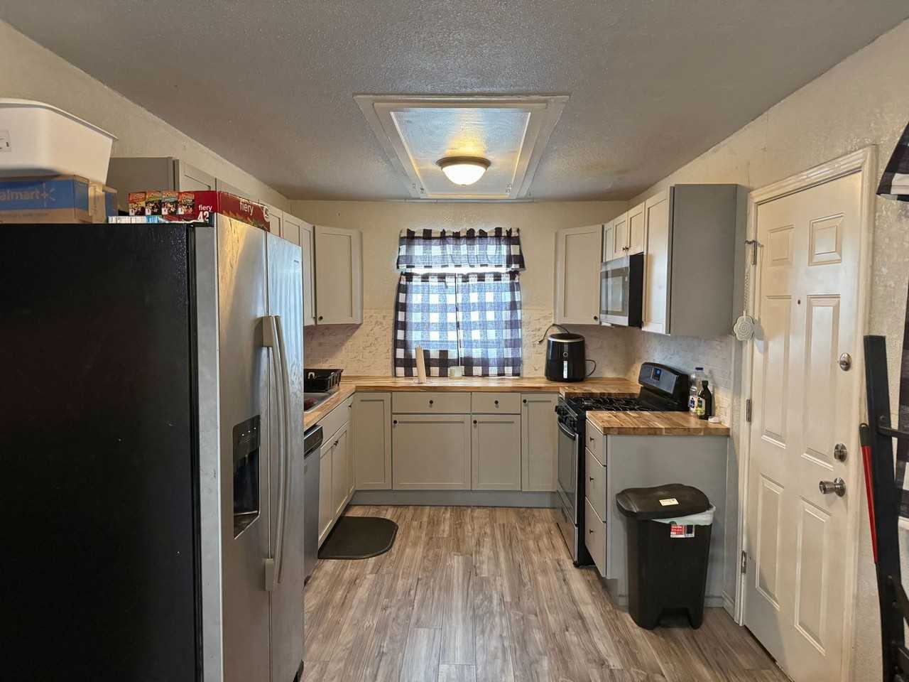 2733 Roanoke Dr - Photo 4 of 19