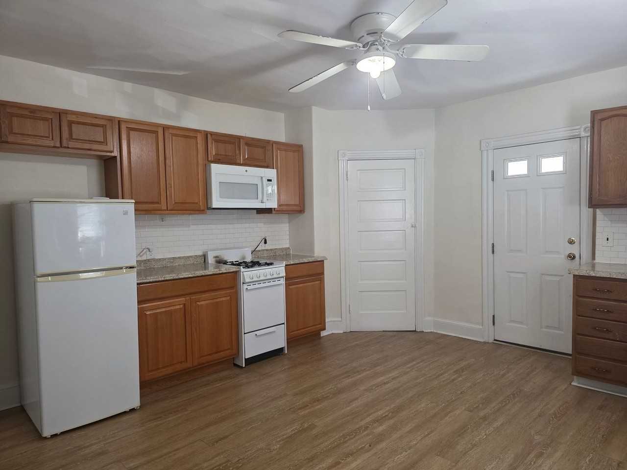 1618 W 16th St - Photo 3 of 13