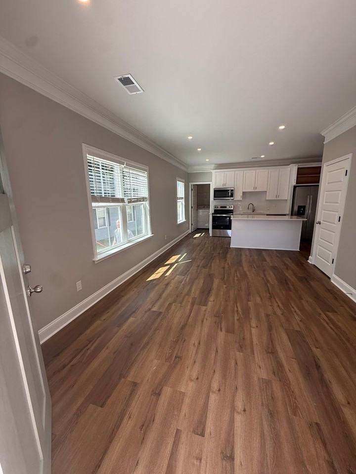 408 S Gregg St #B - Photo 6 of 33
