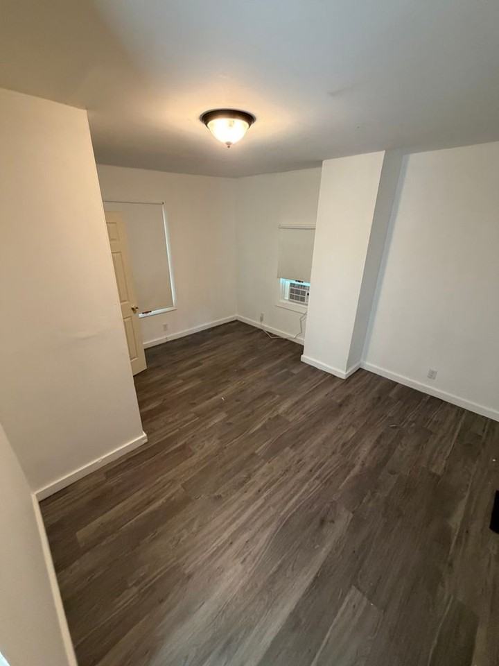 1020 S 11th St - Photo 5 of 7
