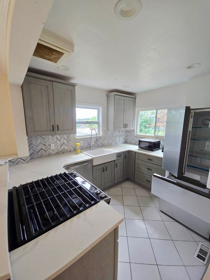 5704 Hobart St - Photo 5 of 16