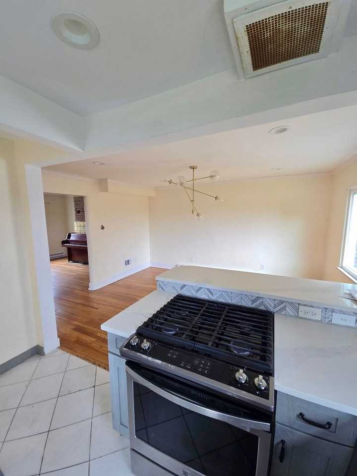 5704 Hobart St - Photo 6 of 16