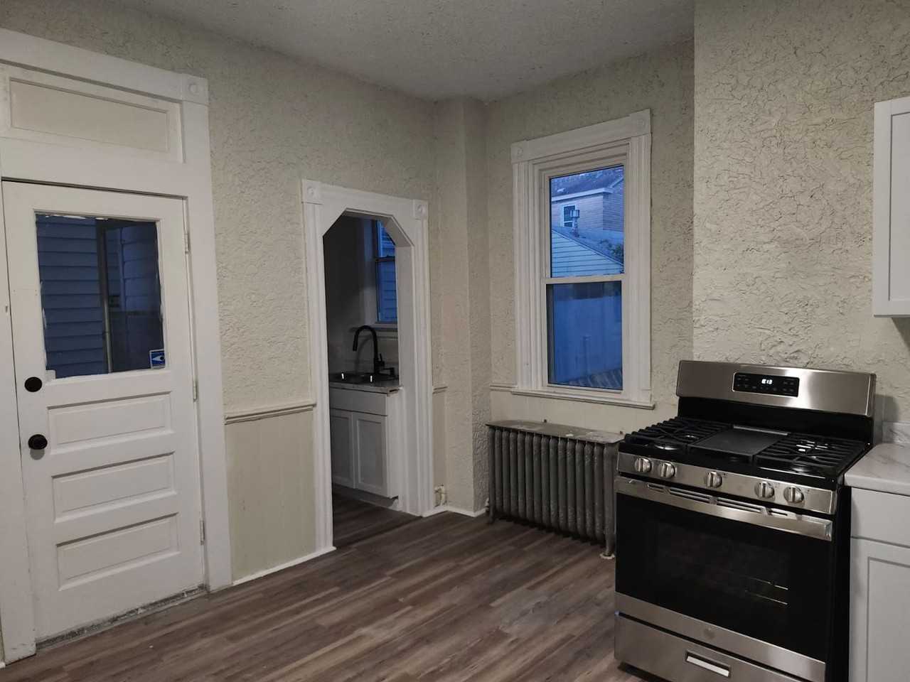211 Walter St - Photo 4 of 20