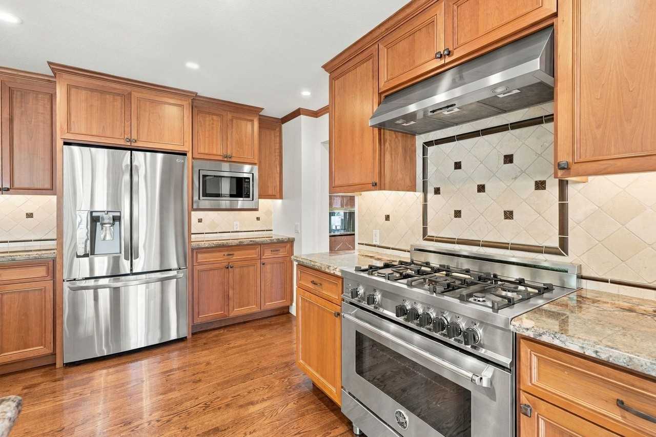 25 Biscayne Ct - Photo 3 of 50