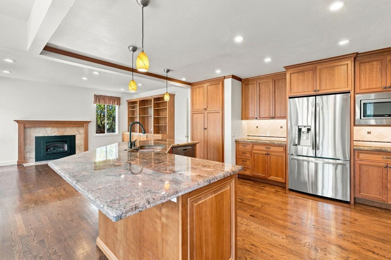 25 Biscayne Ct - Photo 4 of 50