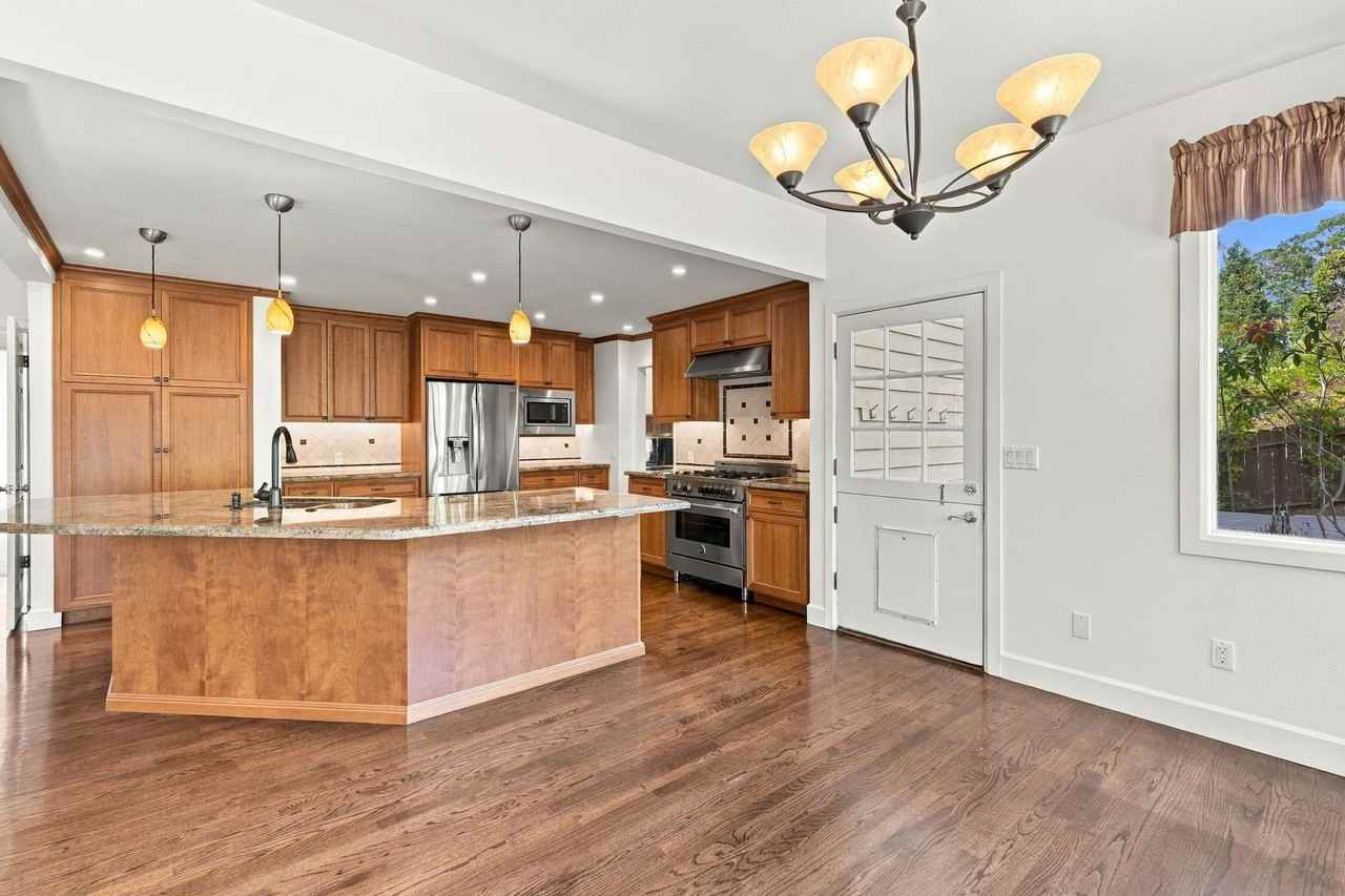 25 Biscayne Ct - Photo 6 of 50