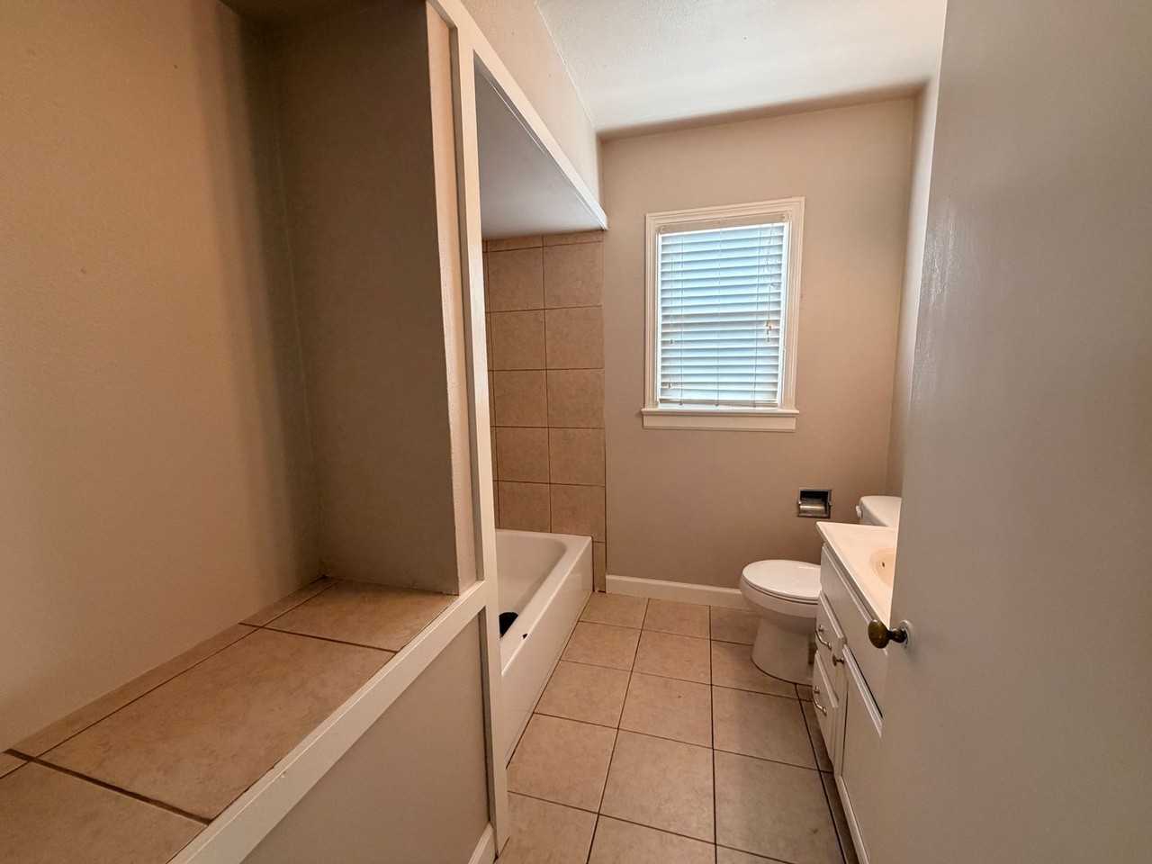 1601 W 2nd St - Photo 3 of 8
