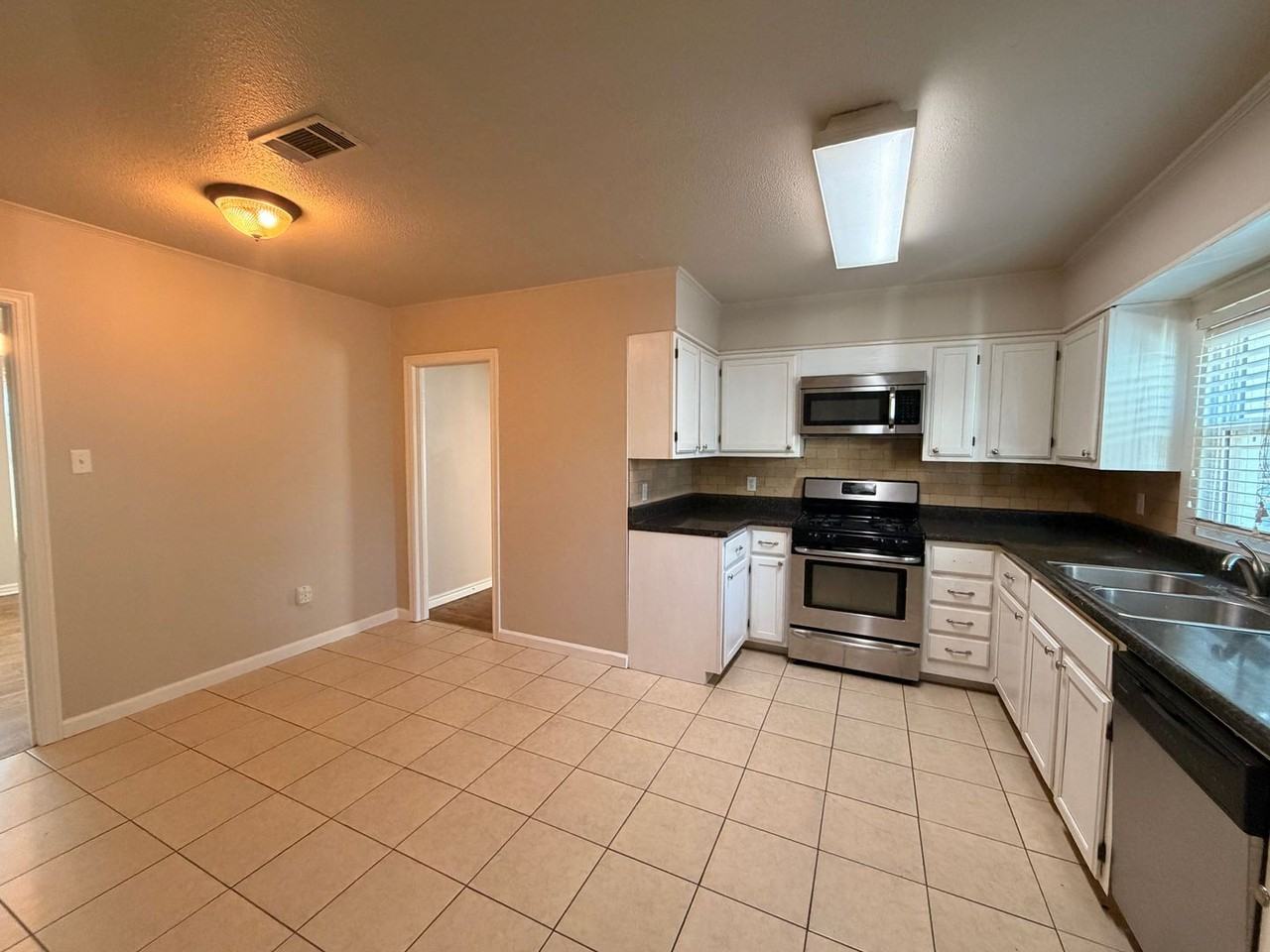 1601 W 2nd St - Photo 5 of 8