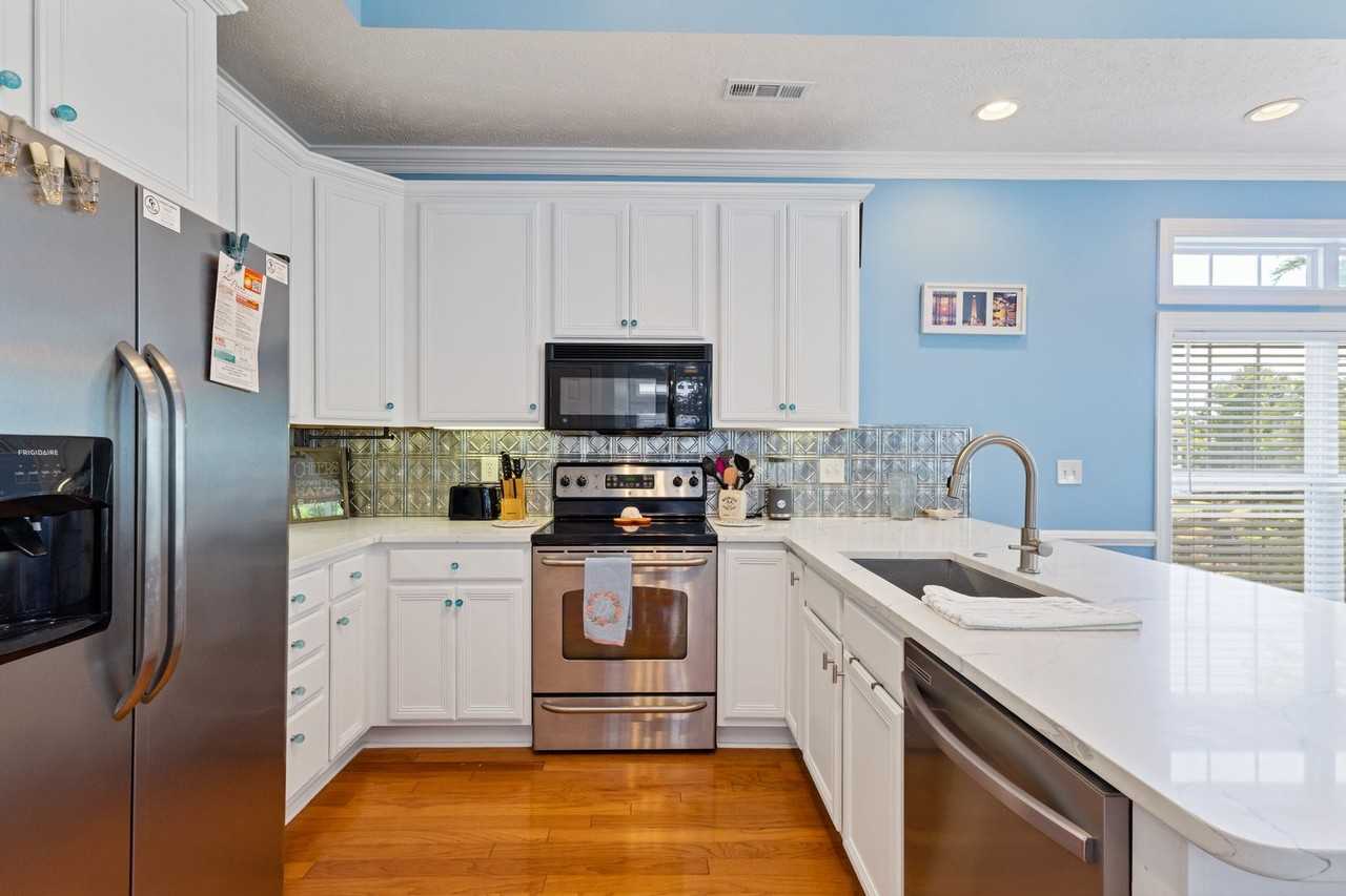 670 2nd Ave N - Photo 4 of 30