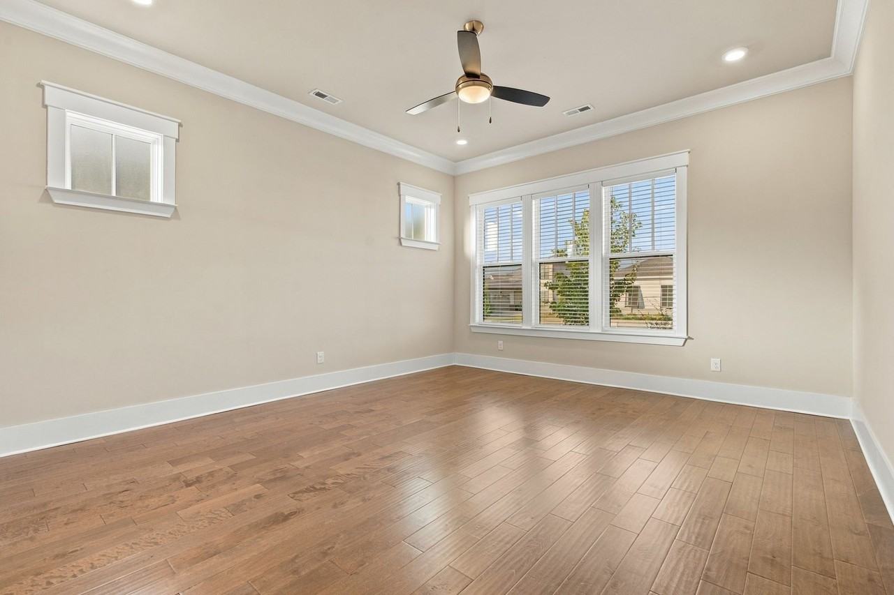 240 Farmhouse Dr - Photo 3 of 18