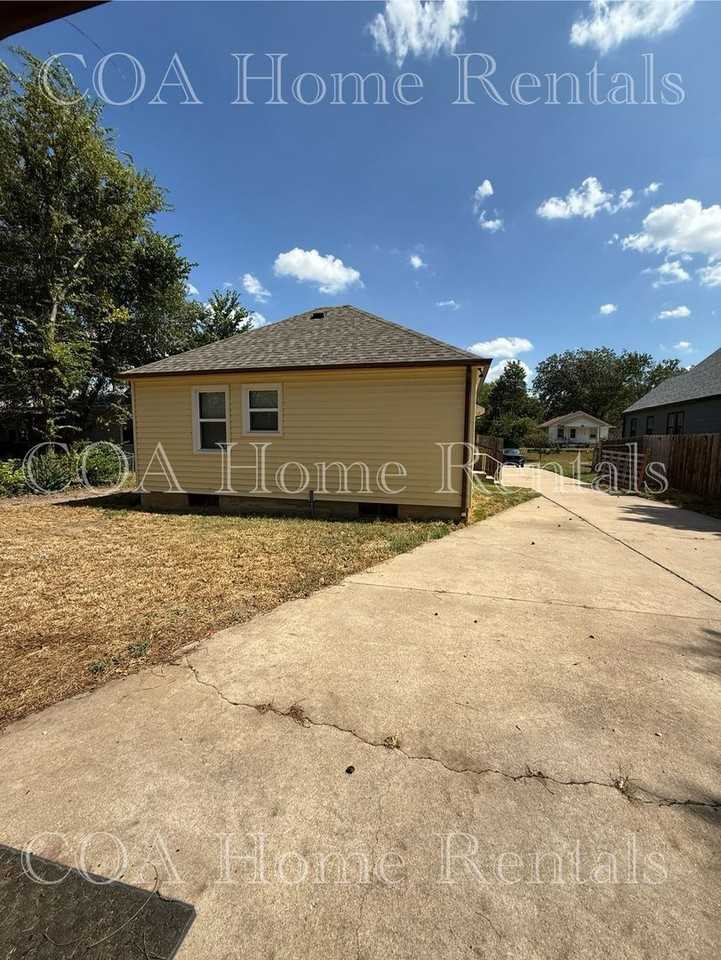 1109 N Custer St - Photo 3 of 23