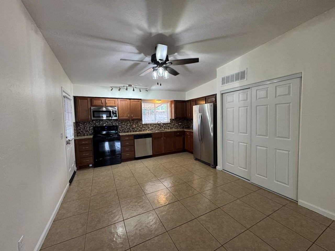 860 Catalina Dr - Photo 5 of 27