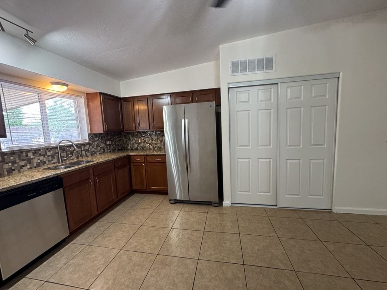 860 Catalina Dr - Photo 6 of 27