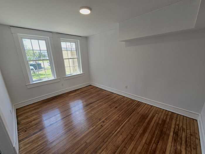 307 Bank St #C - Photo 3 of 9