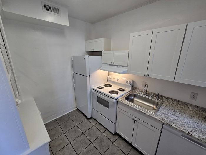 307 Bank St #C - Photo 7 of 9