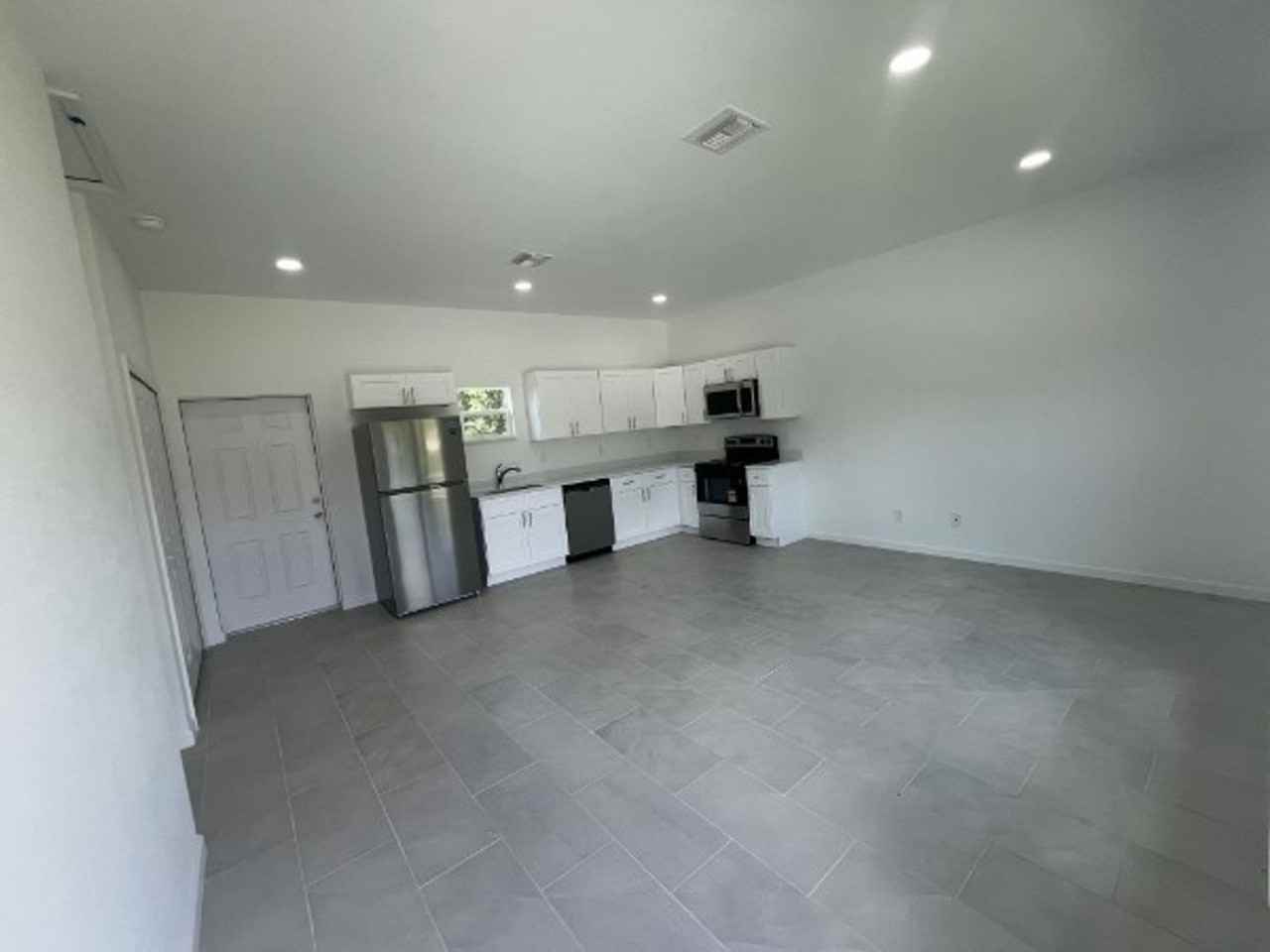 1230 Celtic St E - Photo 3 of 10