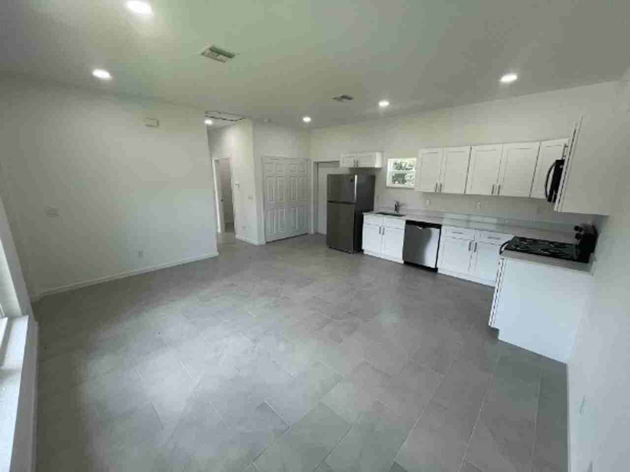 1230 Celtic St E - Photo 4 of 10