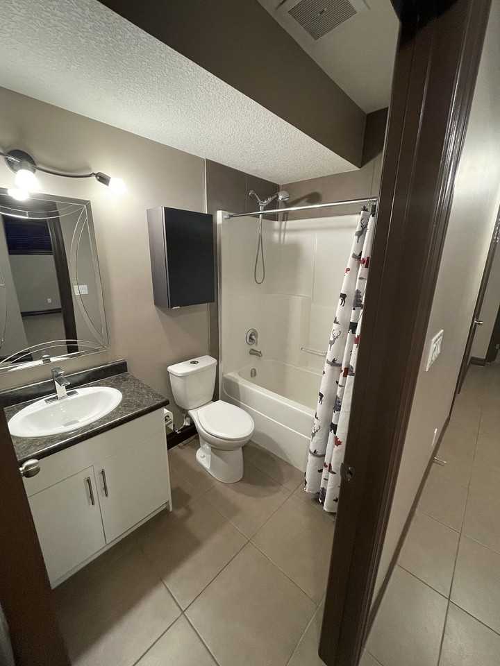 9930 157 St Nw - Photo 4 of 8