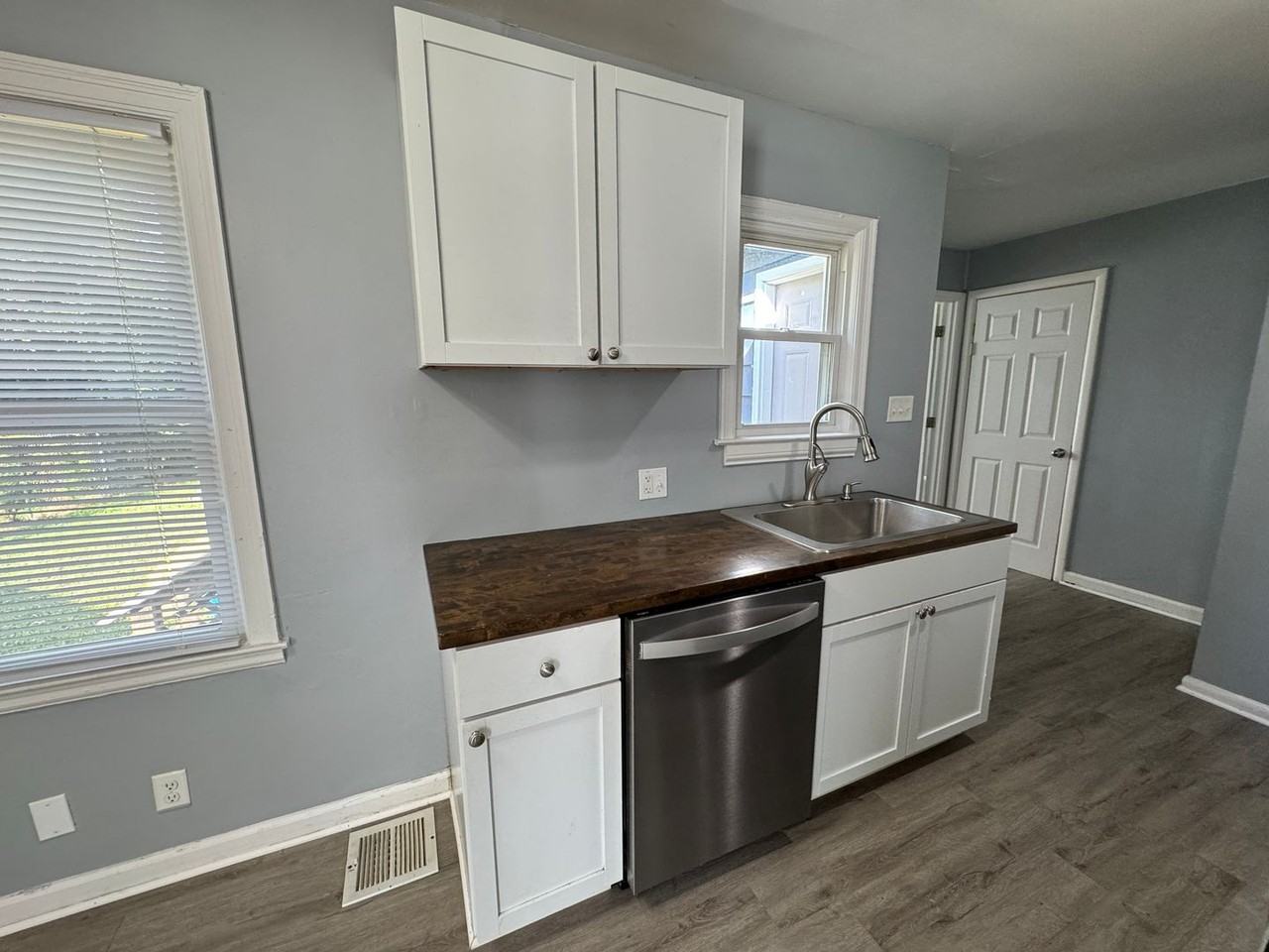 1952 Wallace Ave - Photo 7 of 25