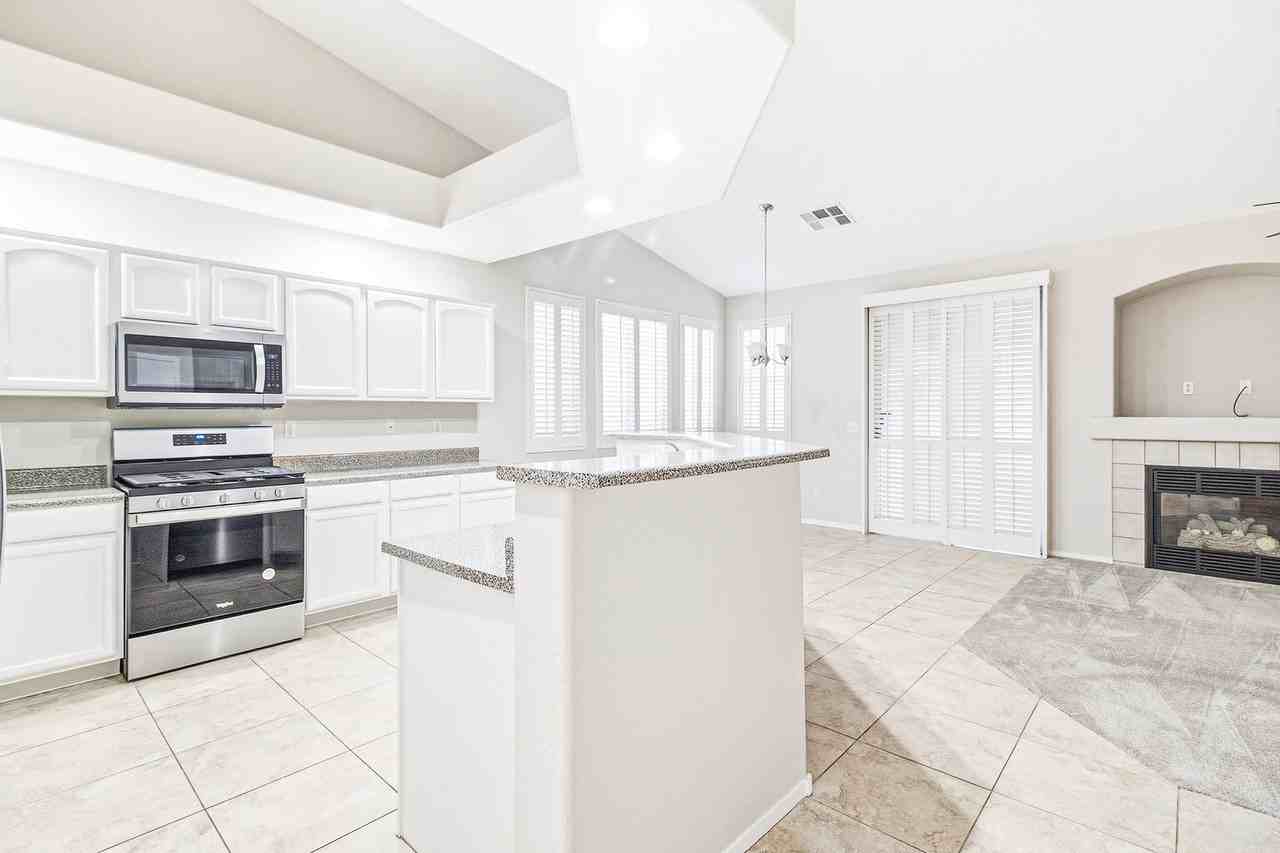 221 Teller St - Photo 5 of 25
