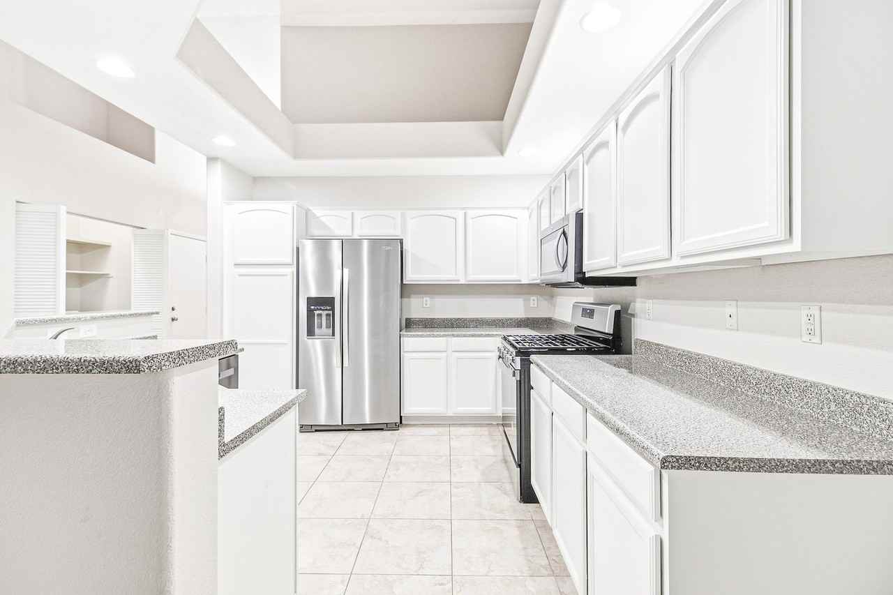 221 Teller St - Photo 6 of 25