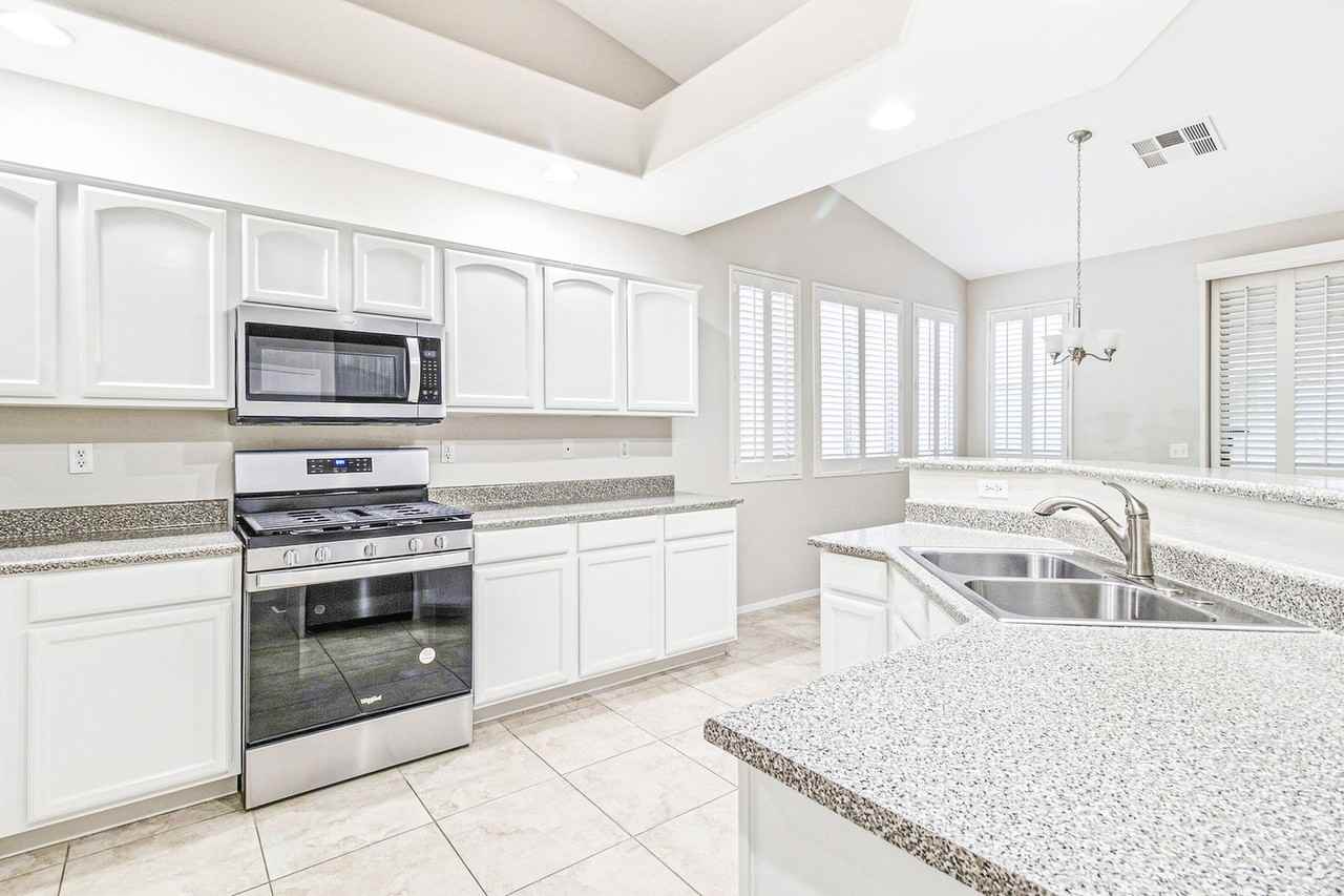 221 Teller St - Photo 7 of 25