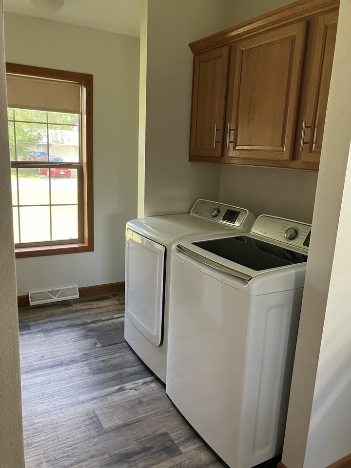 320 1st Ave Ne #NA - Photo 7 of 10