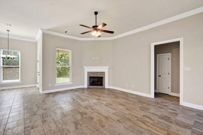 15034 Belhaven St - Photo 5 of 39