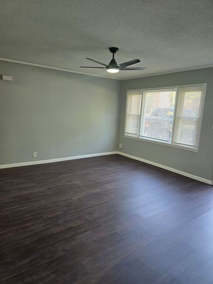 4900 Mission Rd - Photo 3 of 13