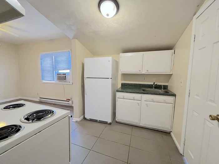 1526 W 40th St #2B - Photo 3 of 17