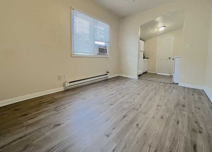 1526 W 40th St #2B - Photo 5 of 17