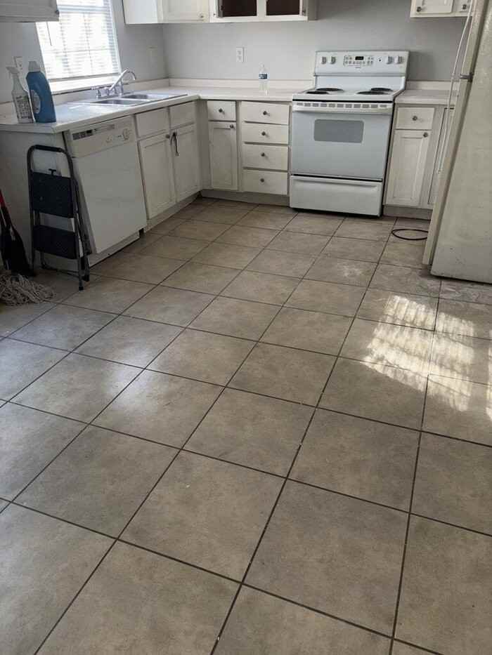 Graycliff Ct #102 - Photo 3 of 12