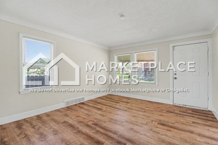 8111 Warwick St - Photo 5 of 26