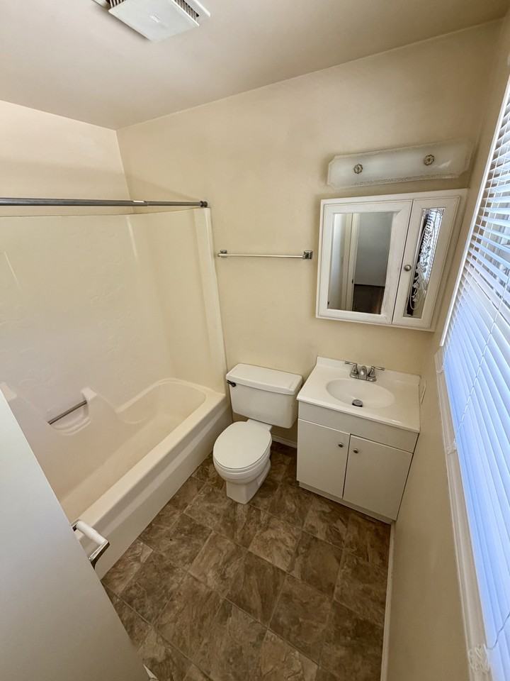 404 S Bosse Ave #404 - Photo 3 of 7