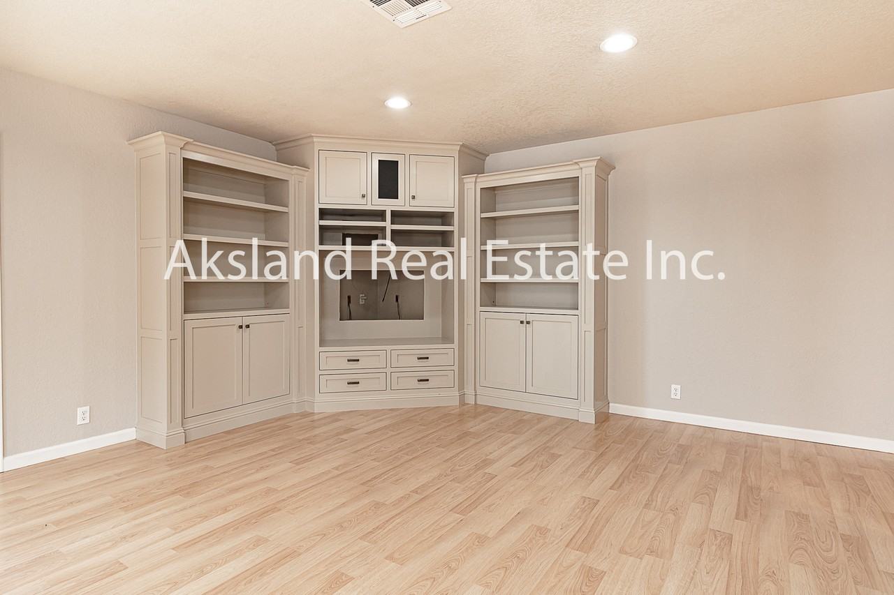 697 Garden Gate Dr #1 - Photo 4 of 21