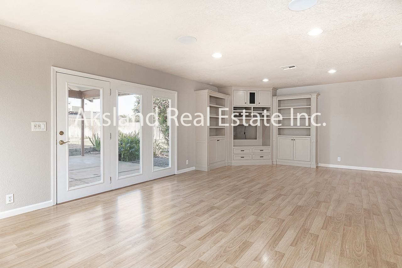 697 Garden Gate Dr #1 - Photo 7 of 21
