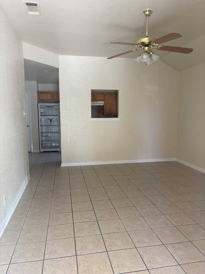 1313 Cinch Dr #B - Photo 2 of 12