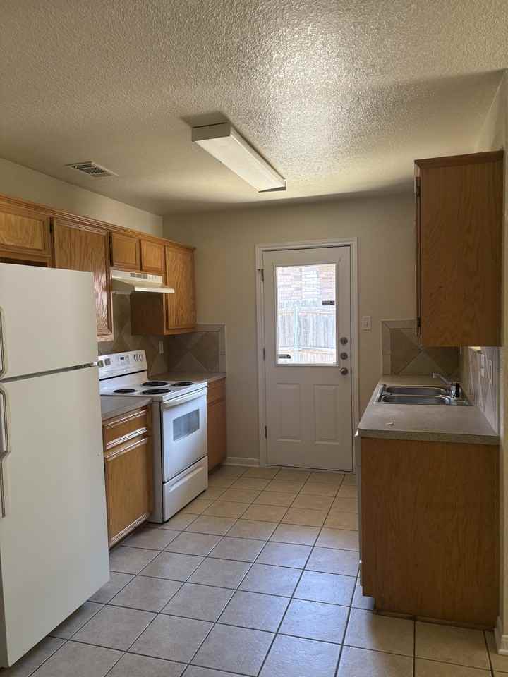 1313 Cinch Dr #B - Photo 4 of 12