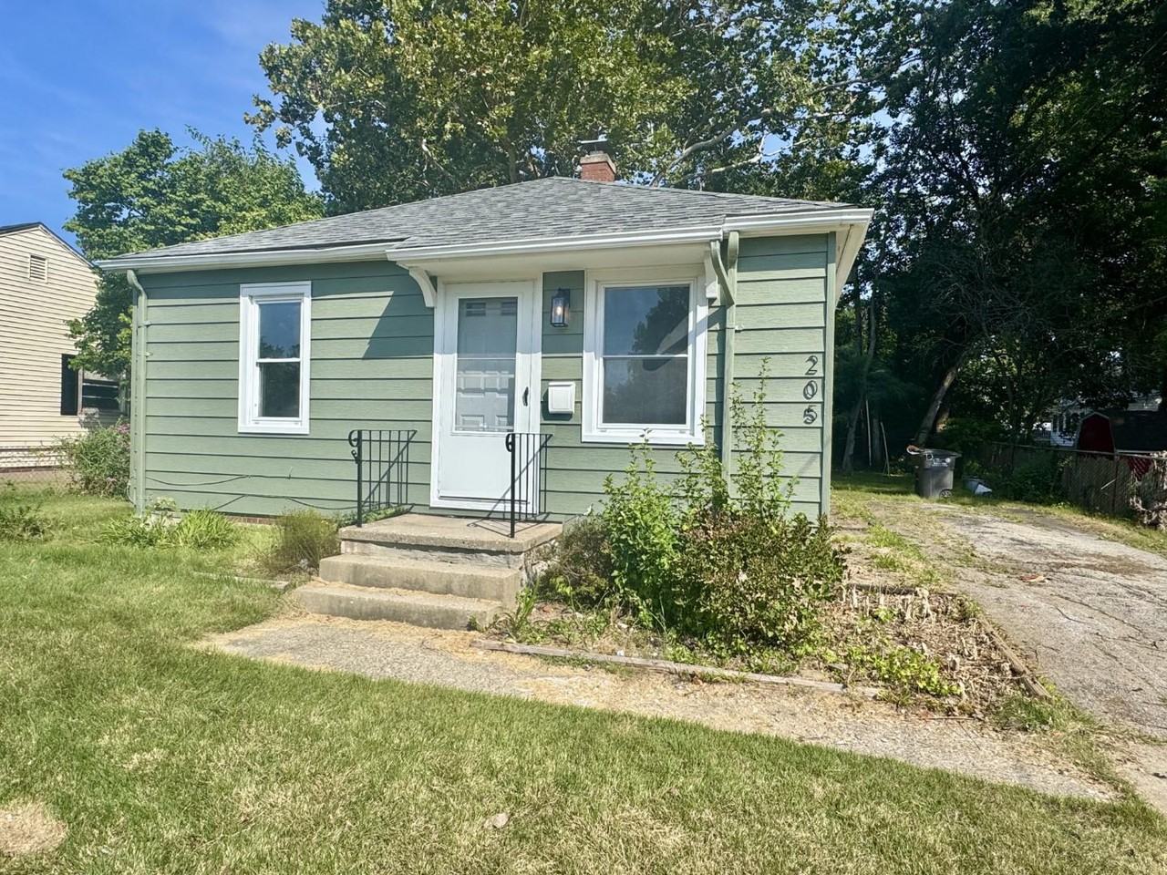 205 W Conron Ave - Photo 2 of 10