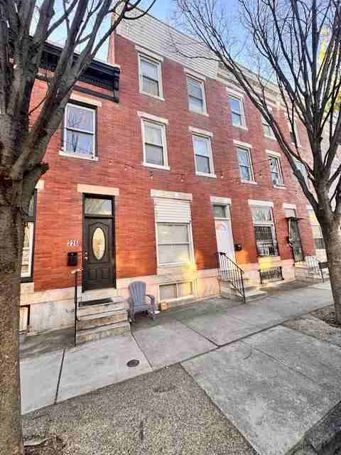 228 N Kenwood Ave - Photo 3 of 20