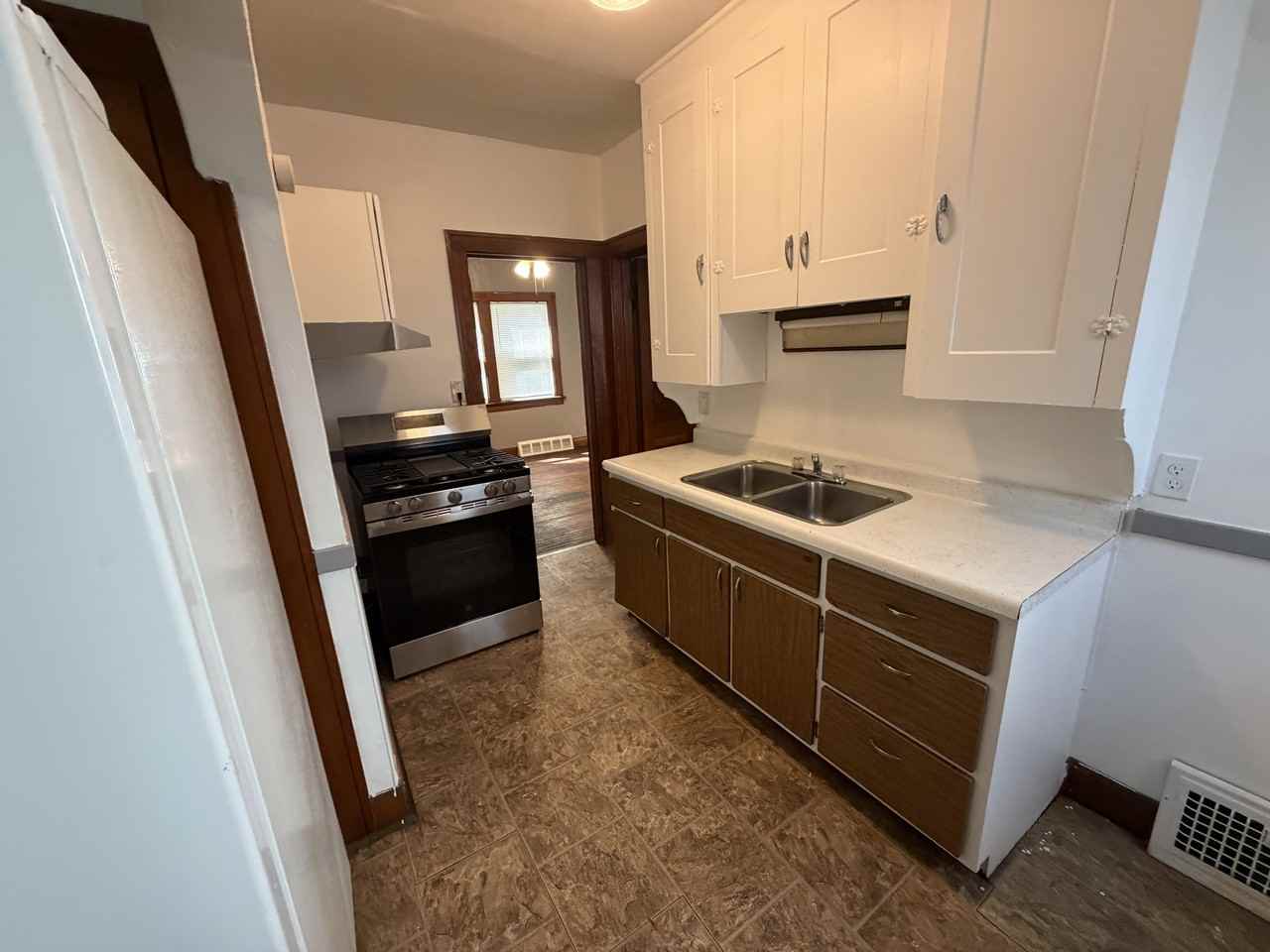 7204 Lawn Avenue - Down Front - Photo 4 of 11