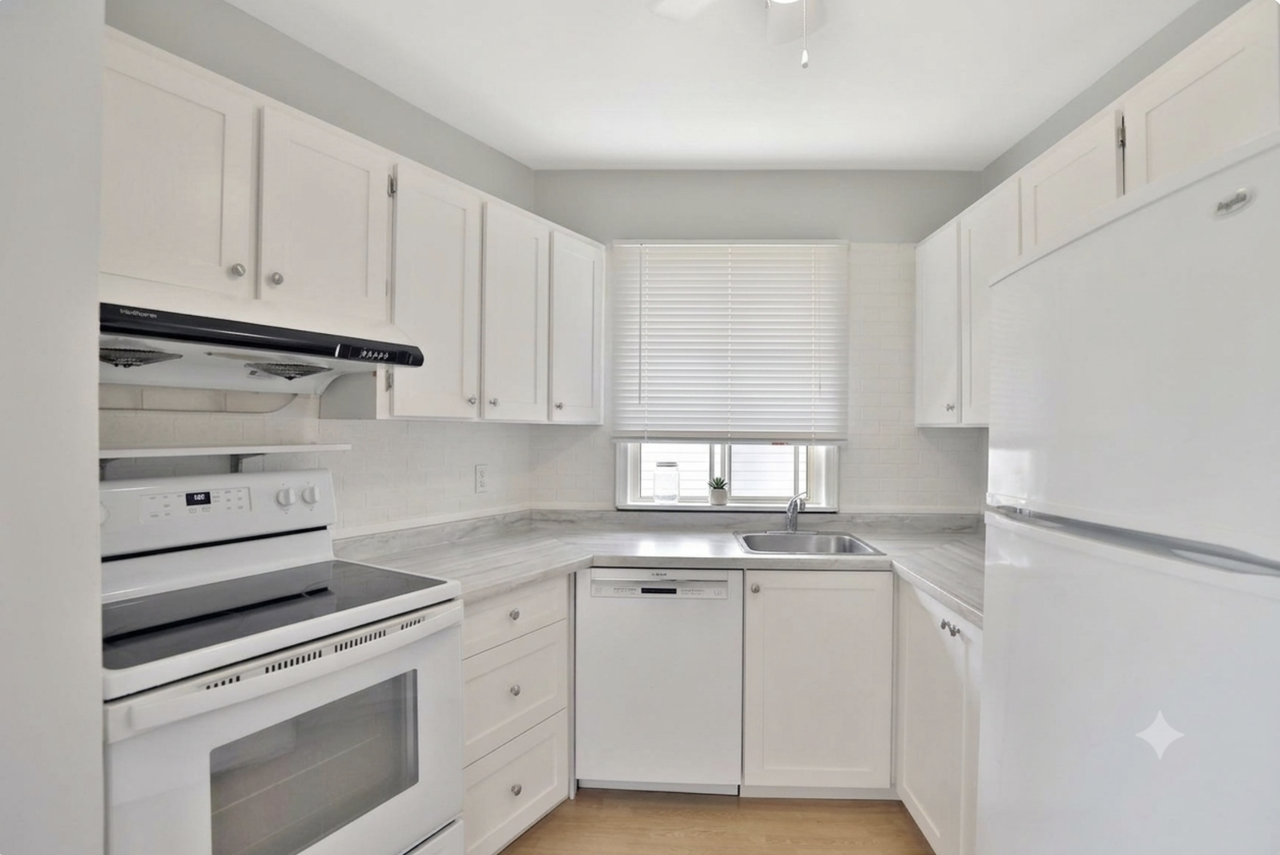 445 Glenlake Avenue - Photo 4 of 14