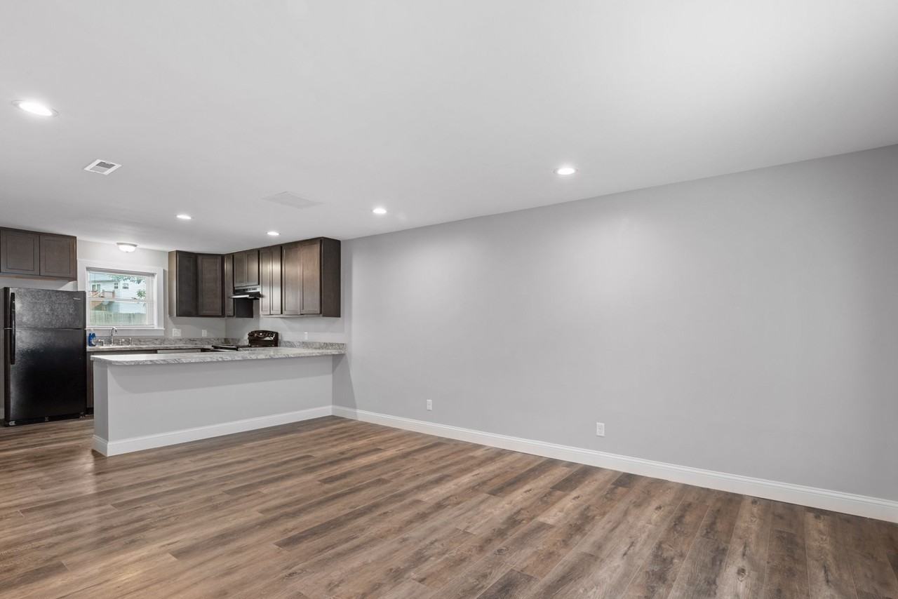 1119 Columbus Cir #B - Photo 2 of 8