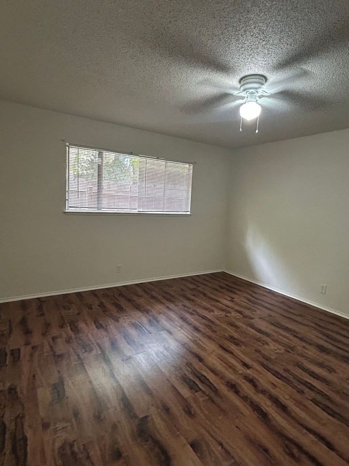 725 W 4th Ave - Photo 3 of 20
