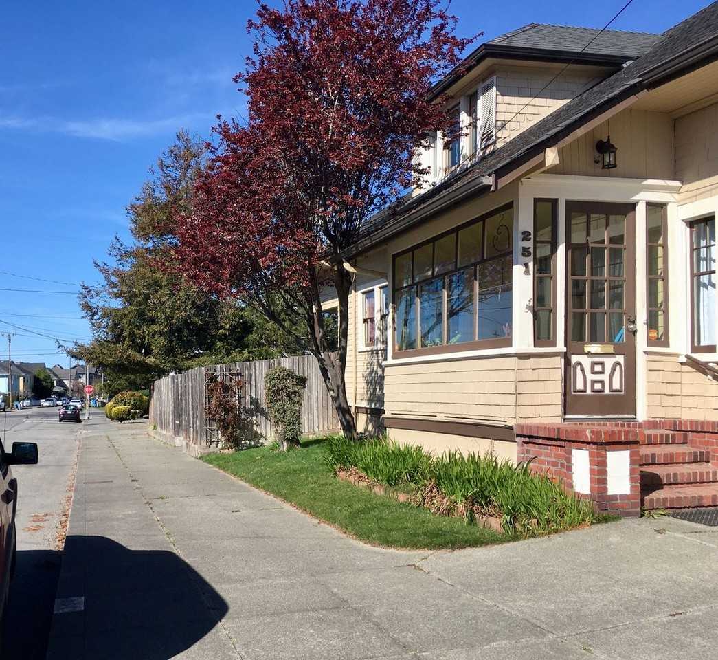 251 15th St #B - Photo 2 of 21