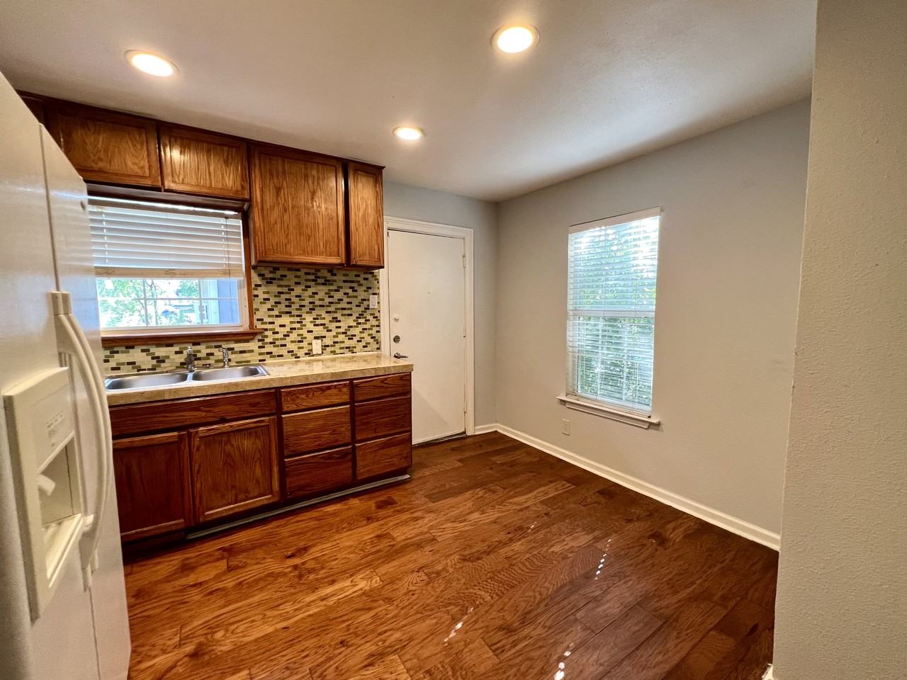 609 W Odell St - Photo 2 of 5
