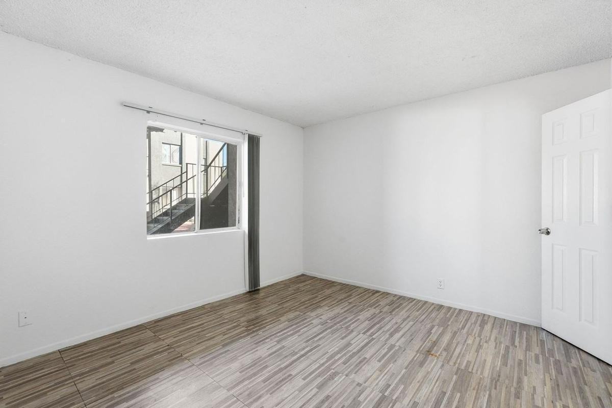 6301 N 64th Dr - Photo 5 of 50
